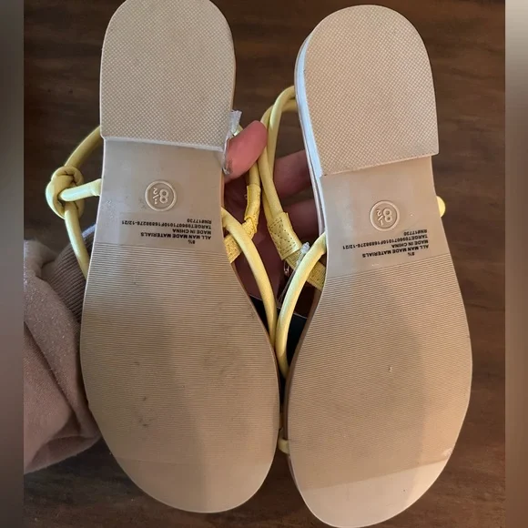 BNWT Universal Thread Yellow Sandals - Picture 2 of 2